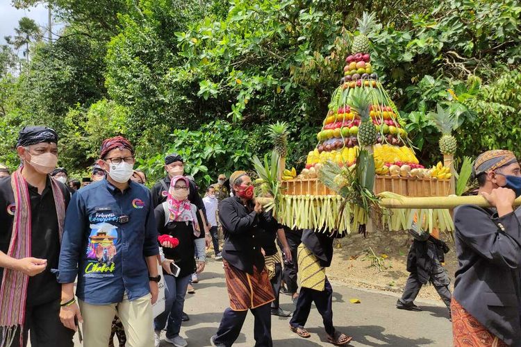 Menparekraf Sandiaga Uno mengunjungi Desa Wisata Cikakak, Kecamatan Wangon, Kabupaten Banyumas, Jawa Tengah, Rabu (13/10/2021).