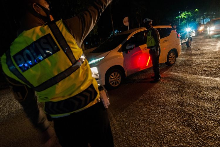 Petugas kepolisian memutarbalikkan kendaraan yang akan melintas di Rangkasbitung, Lebak, Banten, Senin (5/7/2021). Pengetatan mobilitas warga dilakukan dengan menutup sejumlah jalan protokol tersebut sebagai upaya penegakan aturan Pemberlakukan Pembatasan Kegiatan Masyarakat (PPKM) Darurat untuk mengurangi aktivitas warga saat malam hari guna mencegah penyebaran COVID-19. ANTARA FOTO/Muhammad Bagus Khoirunas/prasl