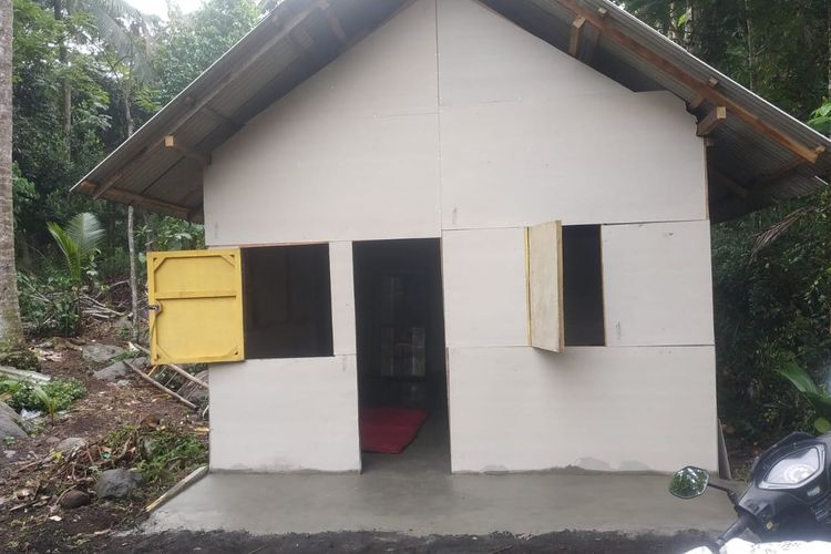 Kondisi rumah Jumadi usai direhab. Kondisinya sudah jauh lebih baik dibandingkan sebelumnya yang tanpa dinding.