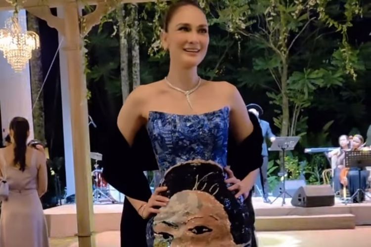 Luna Maya Kenang Sang Ayah lewat Lukisan di Gaun Pernikahannya