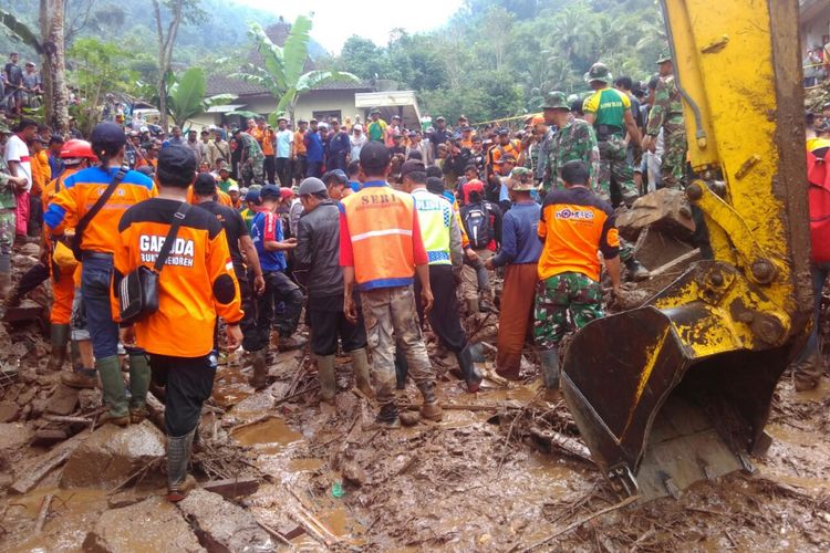 Proses pencarian di lokasi banjir bandang di Desa Sambungrejo, Kecamatan Grabag Kabupaten Magelang, Minggu (30/4/2017).