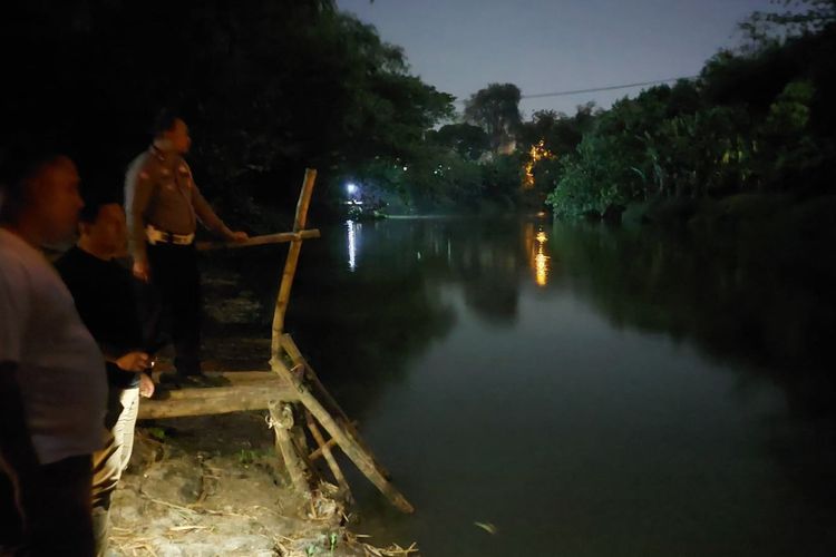 Lokasi tenggelamnya bocah berinisial ADK di sungai yang mengaliri Desa Kedunganyar, Kecamatan Wringinanom, Gresik, Jawa Timur,