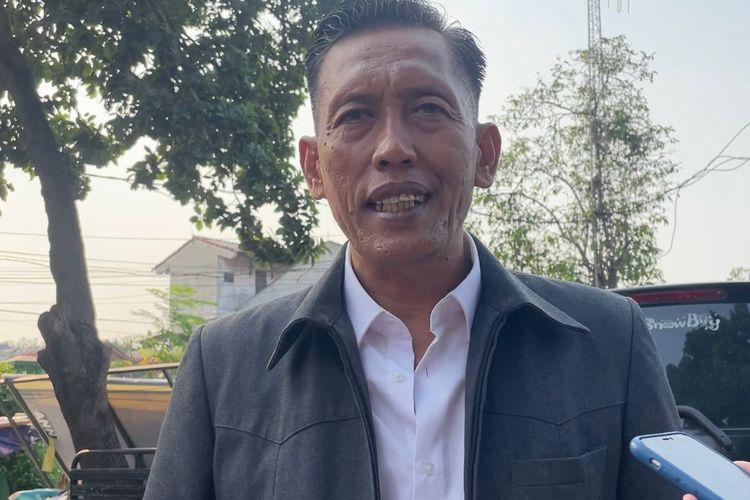 Zaenal Abidin kuasa hukum Ngadenin (63) saat ditemui usai rapat mediasi di Kecamatan Pondok Gede, Kota Bekasi, Rabu (12/7/2023). Iamenjelaskan penyebab kliennya tidak memiliki akses keluar masuk rumahnya sendiri dan langkah hukum yang bakal ditempuh.