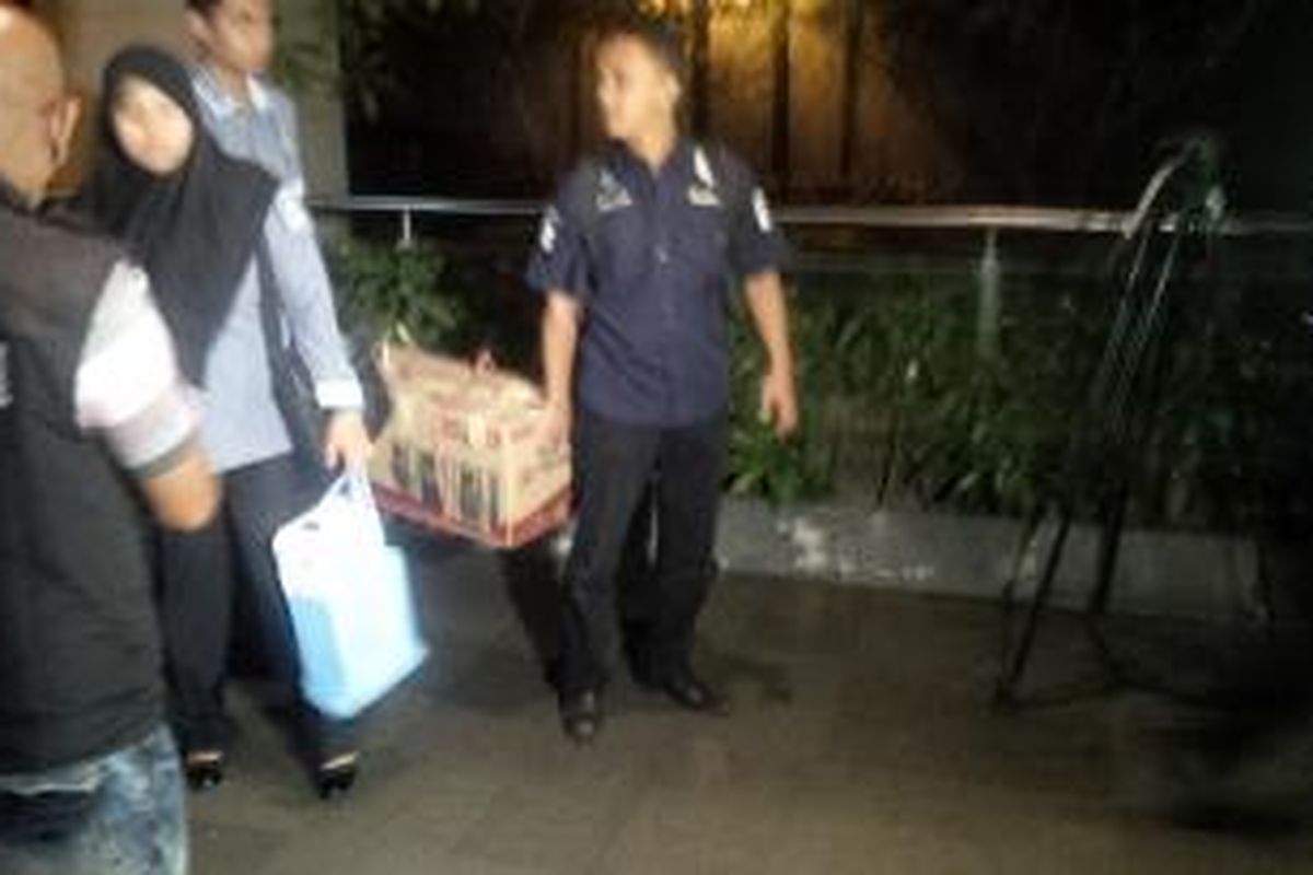 Polisi membawa kardus setelah penggeledahan di Kementerian Perdagangan, Jakarta, Selasa (28/7/2015).