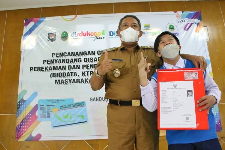 Pelaksana Tugas (Plt) Wali Kota Bandung, Yana Mulyana bersama anak penyandang disabilitas.