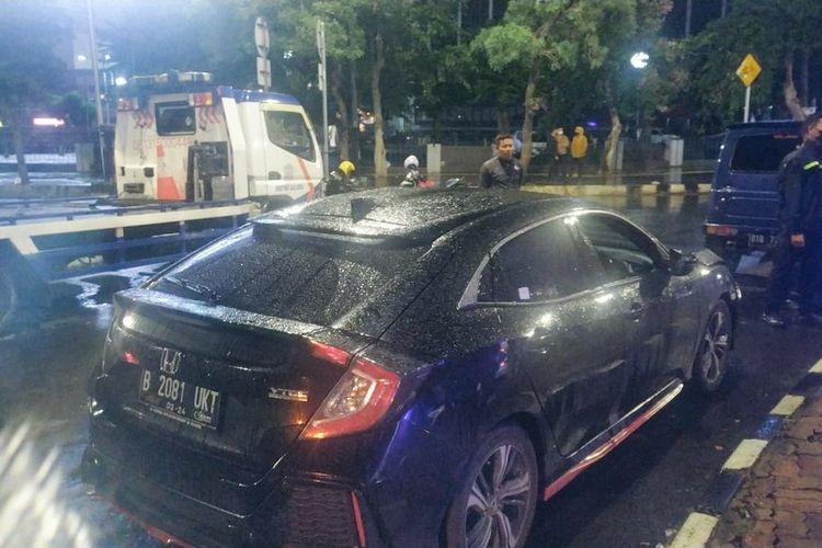 Mobil Honda Civic menabrak empat kendaraan lain kawasan Bundaran Senayan, Jalan Jenderal Sudirman, Jakarta Selatan, Sabtu (22/1/2022)