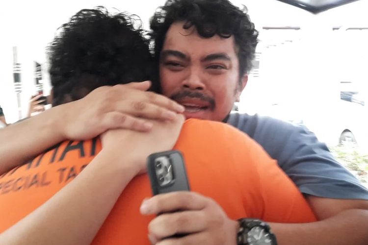 Komika Ananta Rispo saat memeluk Adiknya, Fico Fachriza, yang terjerumus kasus narkoba di Polda Metro Jaya, Jumat (14/1/2022).