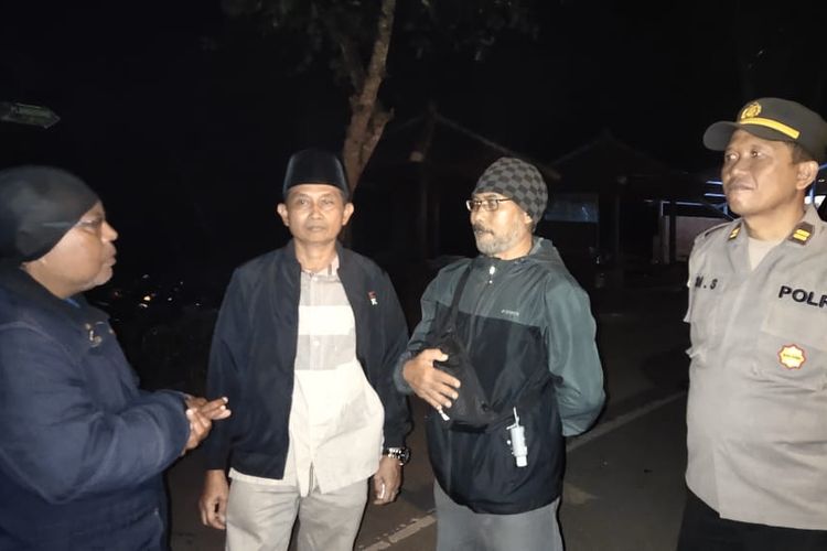 Petugas saat memberikan imbauan kepada pengunjung di Alas Purwo Banyuwangi saat malam satu suro, Sabtu (30/7/2022).