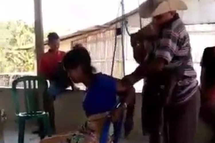 Noviana Baru saat diikat oleh warga Desa Babulu Selatan, Kecamatan Kobalima, Kabupaten Malaka, Nusa Tenggara Timur (NTT), karena dituduh mencuri cincin.