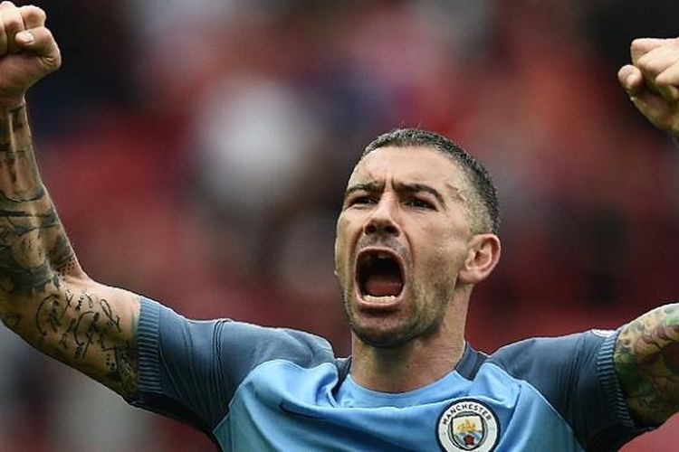 Ekspresi pemain Manchester City, Aleksandar Kolarov, saat seusai laga Premier League kontra Manchester United, di Stadion Old Trafford, Sabtu (10/9/2016).