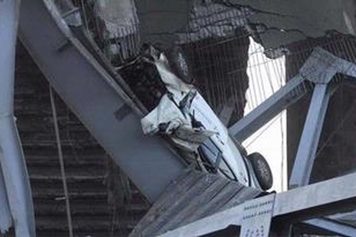 Jembatan Mahakam yang melintasi Sungai Mahakam dan membentang antara Kota Tenggarong dan Tenggarong Seberang, Kutai Kartanegara (Kukar), Kalimantan Timur, Sabtu (26/11/2011) sore runtuh. Jembatan yang dibangun tahun 1995 dengan panjang total 710 meter tersebut merupakan salah satu penghubung penting jalur lintas darat Tenggarong dengan Samarinda dan Balikpapan, Kalimantan Timur. Sedikitnya empat orang tewas dan puluhan lainnya luka-luka dalam peristiwa tersebut. Tribun Kaltim/Dwi Ardianto