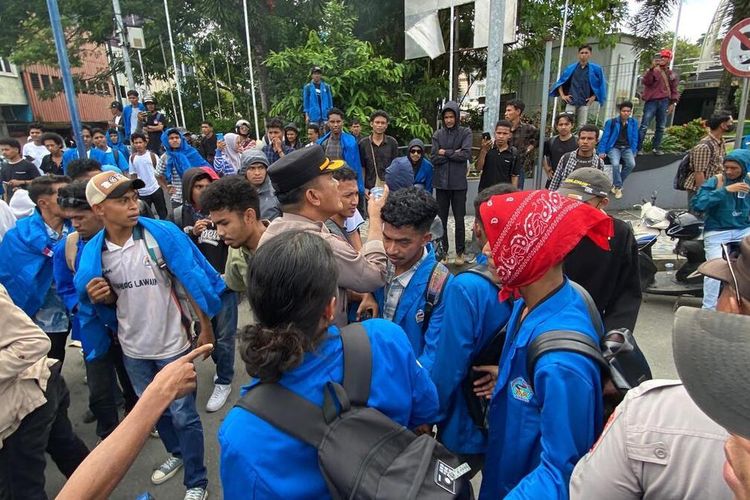 Demo Mahasiswa di Ambon Ricuh, Pendemo dan Polisi Adu Jotos