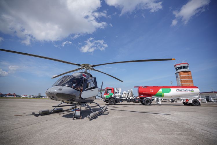 Helikopter Bell 407 terlihat menjadi armada pertama di Indonesia yang menggunakan SAF pada perhelatan Bali International Airshow 2024 di Bandara Internasional I Gusti Ngurah Rai, Bali, Kamis (19/9/2024). 