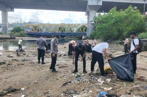 Aksi Peduli Lingkungan, 400 Polisi dan Pramuka Gotong Royong Bersihkan Pantai di Ambon