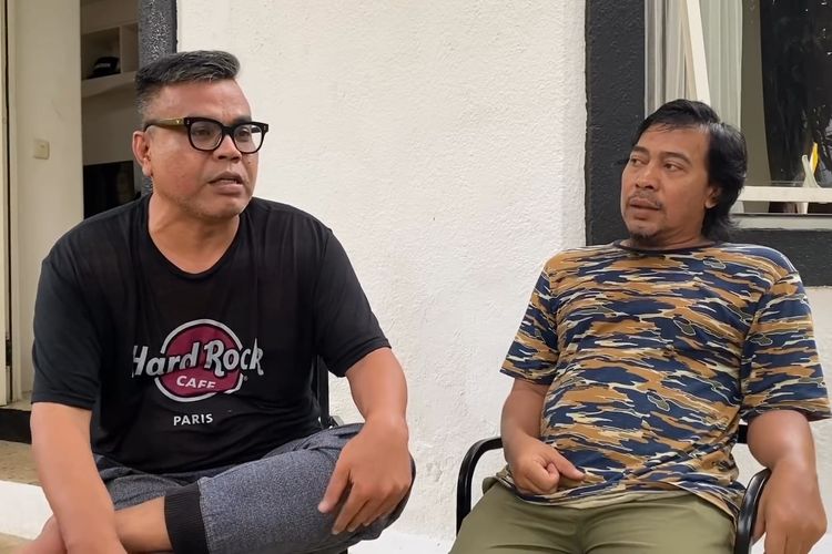 Duo pelawak Abdel Achrian (kiri) dan Komeng (kanan) tengah berbincang mengenai nasib grup pelawak di Indonesia.