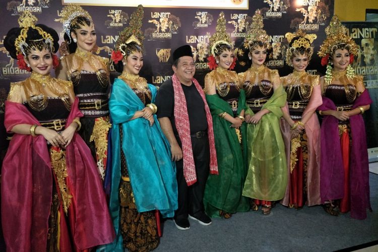 Ariel Tatum bersama para pemeran pementasan Langit 7 Bidadari di Teater Garuda, TMII, Jakarta Timur, Jumat (1/6/2018).