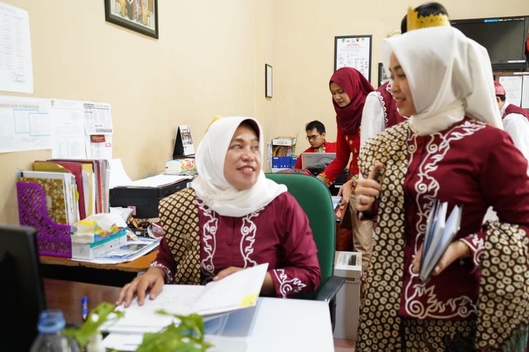 Pegawai Pemkab Kediri perempuan saat mengenakan seragam baju khas Kediri.