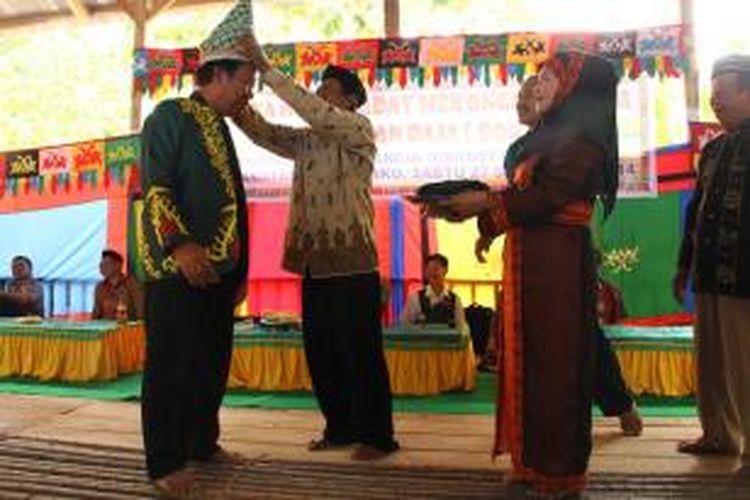 Khaerun Dahlan saat disematkan topi kerajaan oleh tetua adat Mekongga di Kolaka, Sulawesi Tenggara.