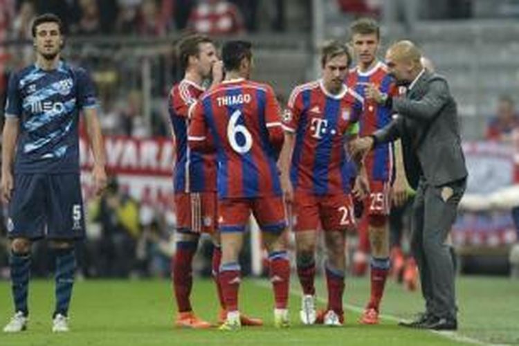 Pelatih Bayern Muenchen, Josep Guardiola (kanan), memberikan instruksi kepada para pemainnya pada laga perempat final Liga Champions melawan FC Porto, di Stadion Allianz Arena, Muenchen, Selasa (21/4/2015).