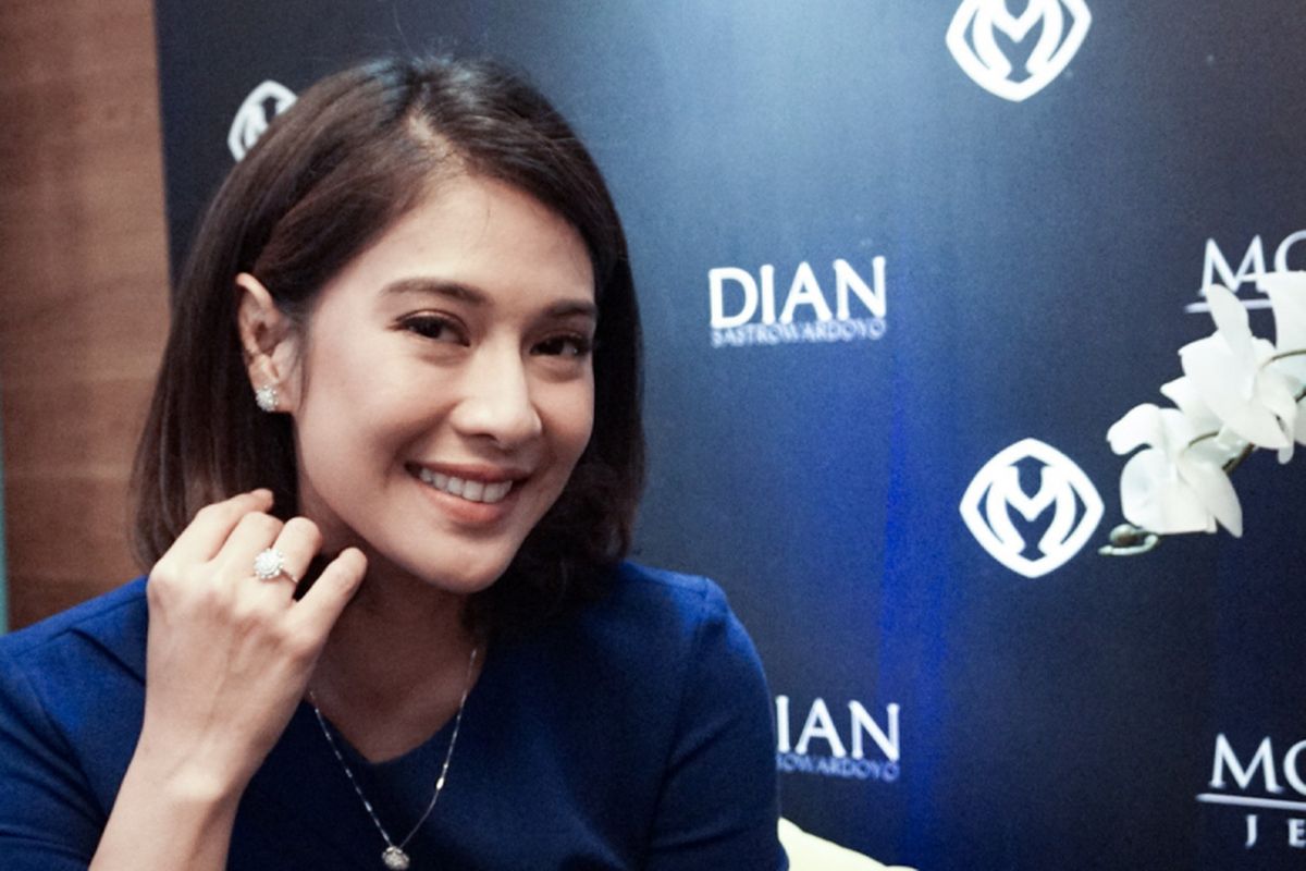 Artis peran Dian Sastrowardoyo dalam acara Media Luncheon Mondial Jewelry di Plaza Indonesia, Tanah Abang, Jakarta Pusat, Jumat (27/7/2018).