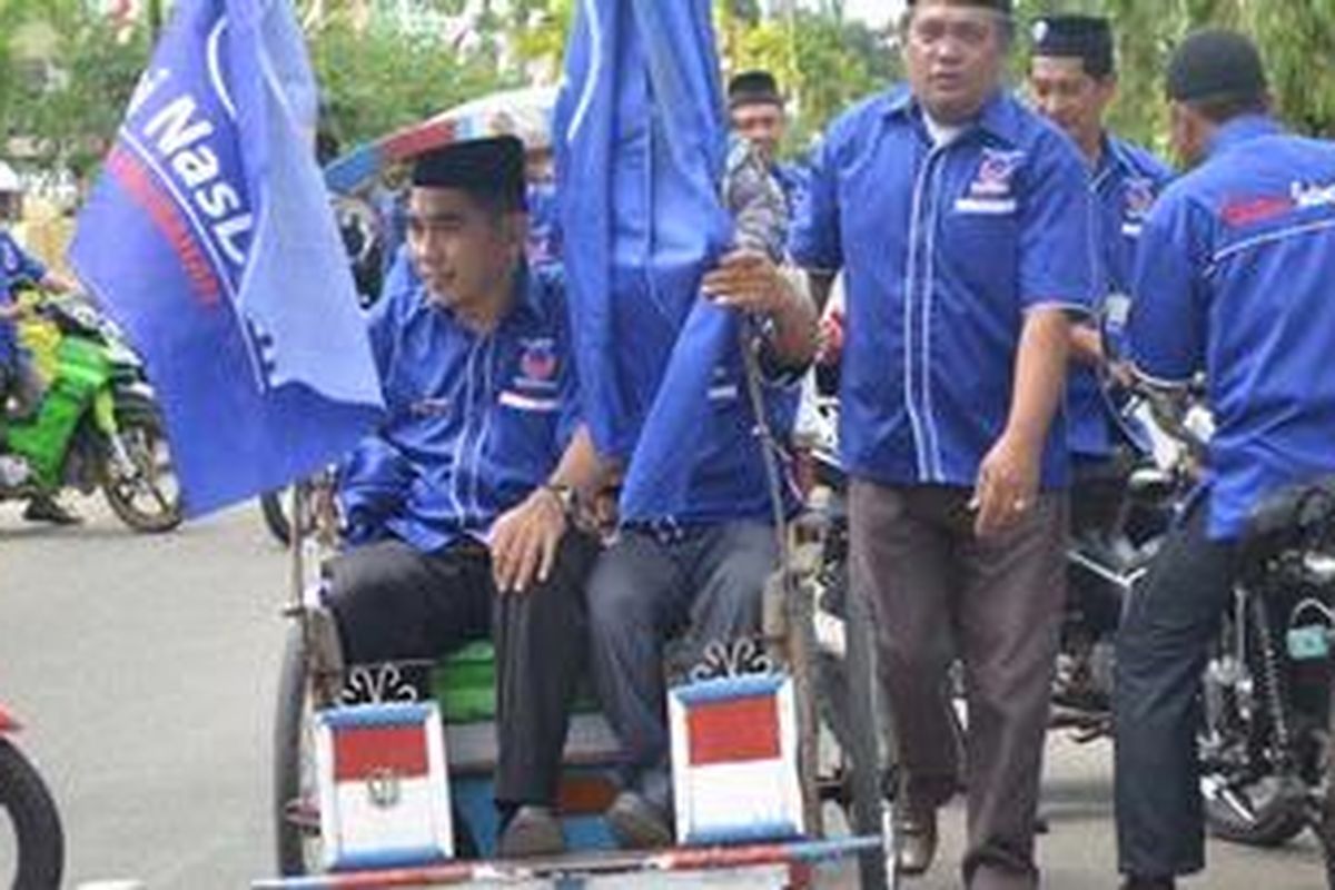 Para keder Partai Nasdem Pinrang, Sulawesi Selatan, mendaftarkan partainya ke KPUD dengan menggunakan becak. 