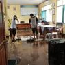 Siswa dan Guru di Situbondo Bahu-membahu Bersihkan Sekolah yang Terendam Banjir