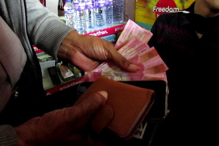 Uang palsu jutaan rupiah diamankan polisi dari dompet HE (26) setelah aksinya mengedarkan uang palsu ketahuan oleh warga Kabupaten Gowa, Sulawesi Selatan. Jumat, (24/1/2020).