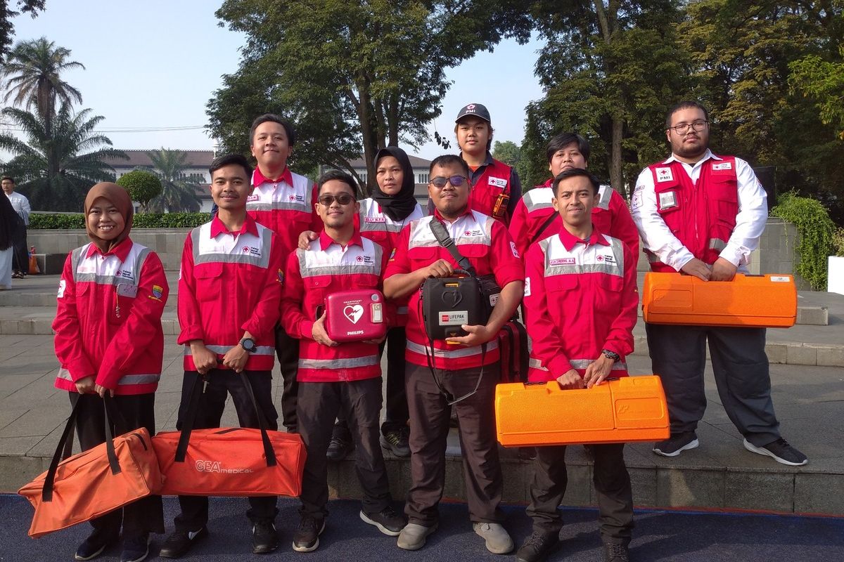 Sejumlah relawan PMI Kota Bandung, Jawa Barat yang bertugas menjaga umat muslim melaksanakan shalat Idulfitri di Lapangan Gasibu, Kota Bandung, Rabu (10/4/2024).