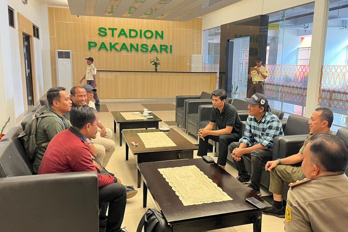 Motovlogger Bemskuy (kaus berkerah hitam) dan rekannya (bertopi) meminta maaf atas video rekayasa yang mereka buat terkait tindakan asusila di Stadion Pakansari, Kabupaten Bogor, Jawa Barat. Permintaan maaf itu disampaikan keduanya saat pertemuan dengan jajaran Pemkab Bogor di ruang VVIP, Stadion Pakansari, Cibinong, Kabupaten Bogor, Selasa (22/7/2025).