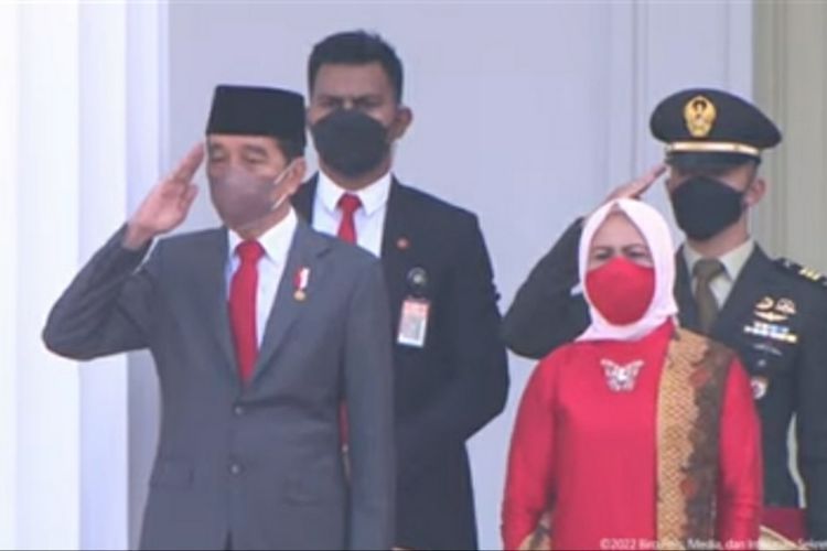 Presiden Joko Widodo saat memimpi pelantikan Perwira Tentara Nasional Indonesia (TNI) dan Kepolisian Negara Republik Indonesia (Polri) Tahun 2022, Halaman Depan Istana Merdeka, Kamis (14/7/2022).