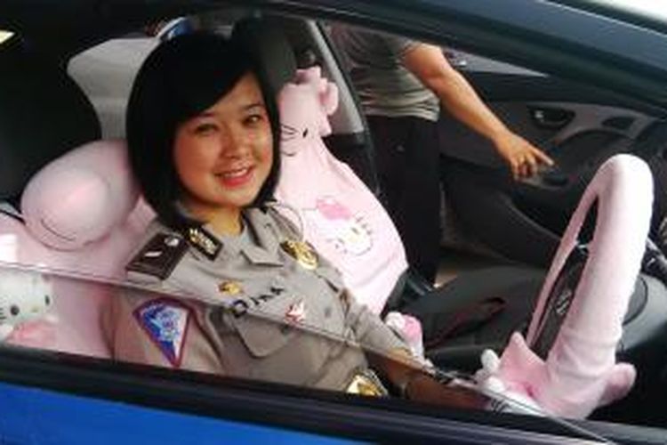 Briptu Dina duduk di belakang kemudi mobil patroli Hello Kitty Polres Cimahi, Jawa Barat.