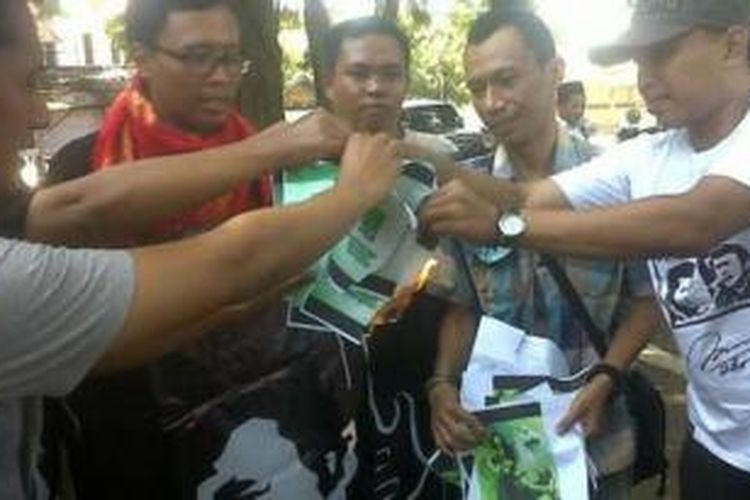 Para penggemar H Rhoma Irama sedang membakar gambar PKB saat melakukan aksi protes untuk menarikan dukungan ke PKB, Jumat (16/05/2014). 