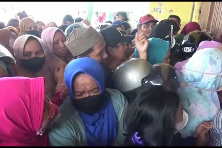 Pasar Murah Minyak Goreng Disesaki Ratusan Warga Mamuju