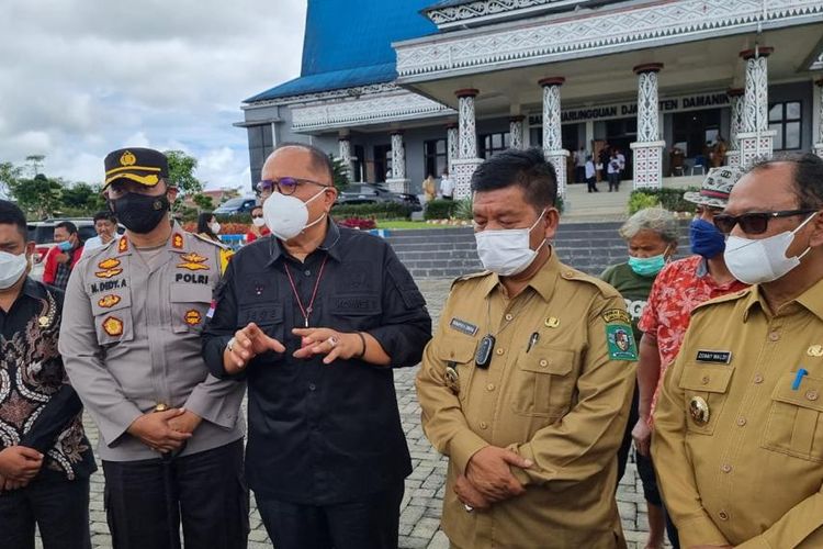 Wakil Ketua Komisi II Dewan Perwakilan Rakyat (DPR) Republik Indonesia (RI) Junimart Girsang saat menemui pengunjuk rasa dari Desa Mariah Jambi di depan Kantor Bupati Simalungun, Senin (18/10/2021).