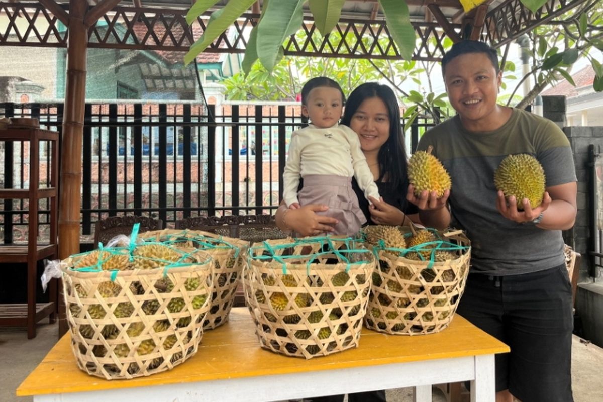 Choirun Nisa Devi Sandra (26) asal Surabaya, Jawa Timur saat berjualan durian di Malang.