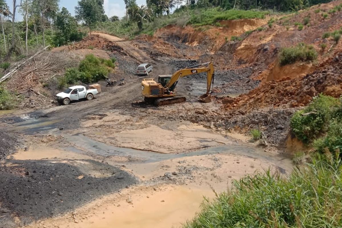 Aktivitas tambang batu bara ilegal saat beroperasi di sekitar Desa Suko Mulyo, Sepaku, Kaltim akhir Desember 2022 lalu. 