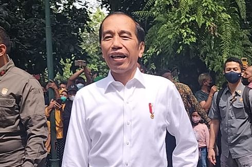 Jokowi Blusukan di Solo Usai Nikahkan Adiknya, Ngobrol dengan Seniman hingga Bagi-bagi Sembako di Pasar