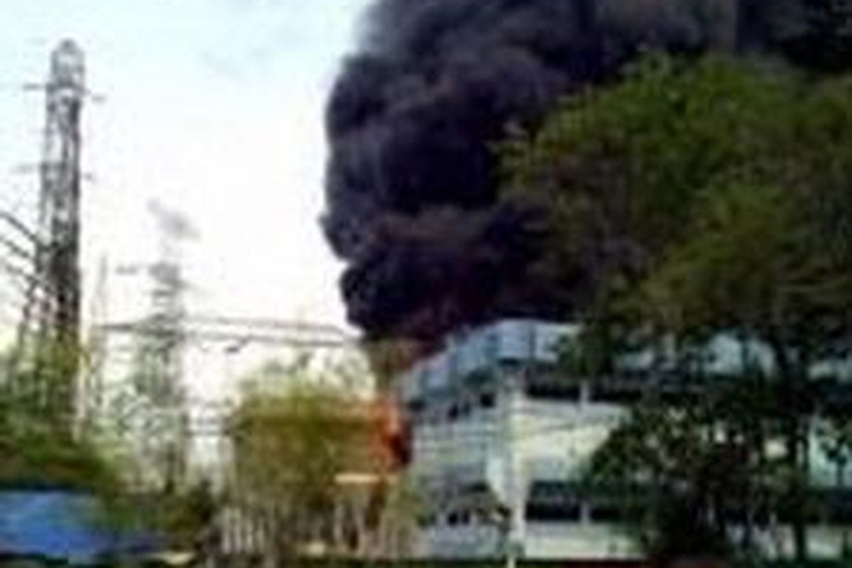 Kebakaran yang terjadi di gardu induk PLN Cawang, Jakarta Timur, Selasa (29/9).