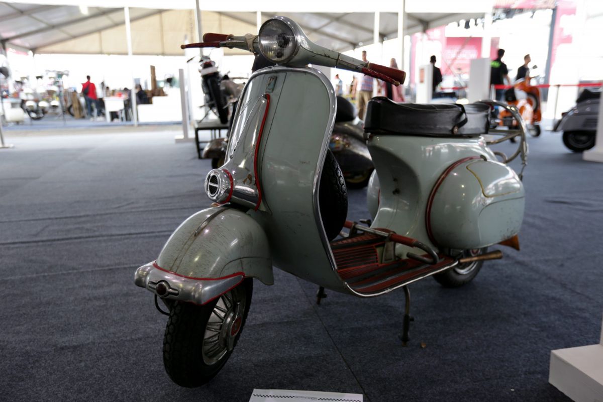 Motor Vespa klasik dipamerkan saat ajang Indonesia International Motor Show (IIMS) 2017 di JI Expo, Kemayoran, Jakarta, Sabtu (29/4/2017). Ajang pameran otomotif terbesar di Indonesia ini akan berlangsung hingga 7 Mei mendatang. KOMPAS IMAGES/KRISTIANTO PURNOMO