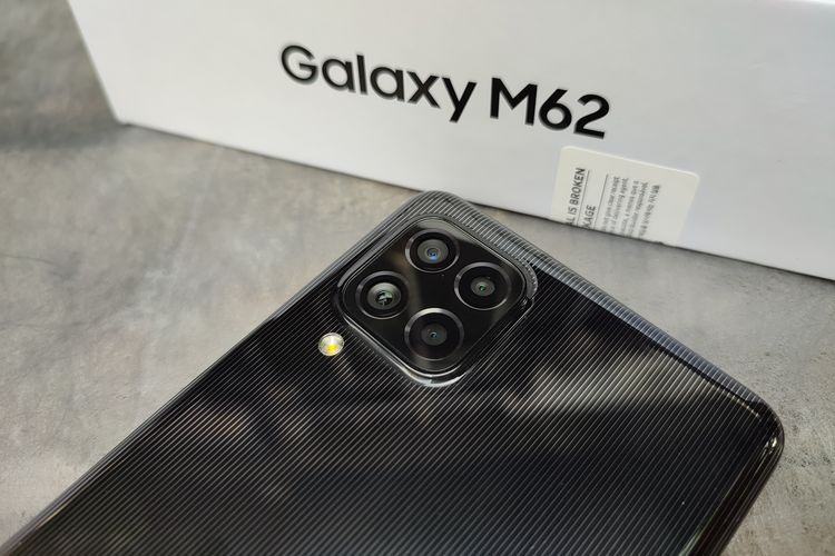 Galaxy M62 dibekali dengan quad kamera yang dibenamkan pada modul berbentuk persegi membulat. Terdiri dari kamera utama 64 MP (f/1.8), kamera ultra-wide 12 MP (f/2.2), kamera depth sensor 5 MP (f/2.4), dan kamera macro 5 MP (f/2.4). Sebuah lampu flash LED juga disematkan di bawah modul kamera itu.