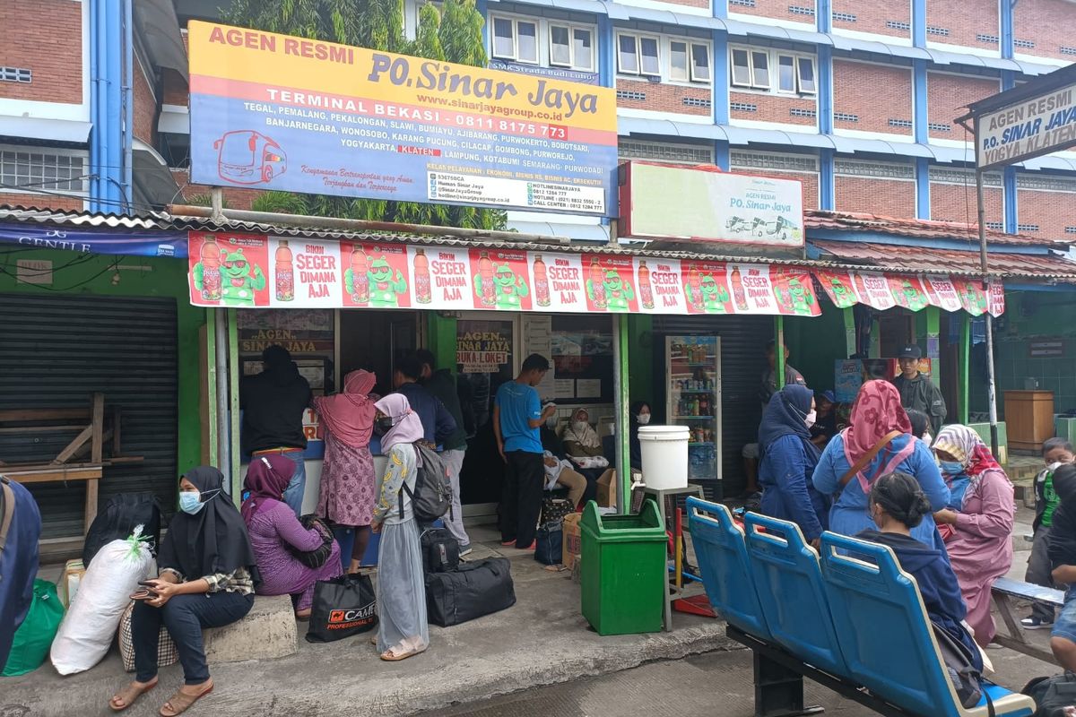 Sejumlah pemudik mulai memadati gerai agen salah satu agen PO Bus di Terminal Induk Kota Bekasi, Rabu (27/4/2022). Mayoritas para pemudik yang akan melakukan perjalanan merupakan warga yang hendak pergi ke Jawa Tengah dan Jawa Barat.