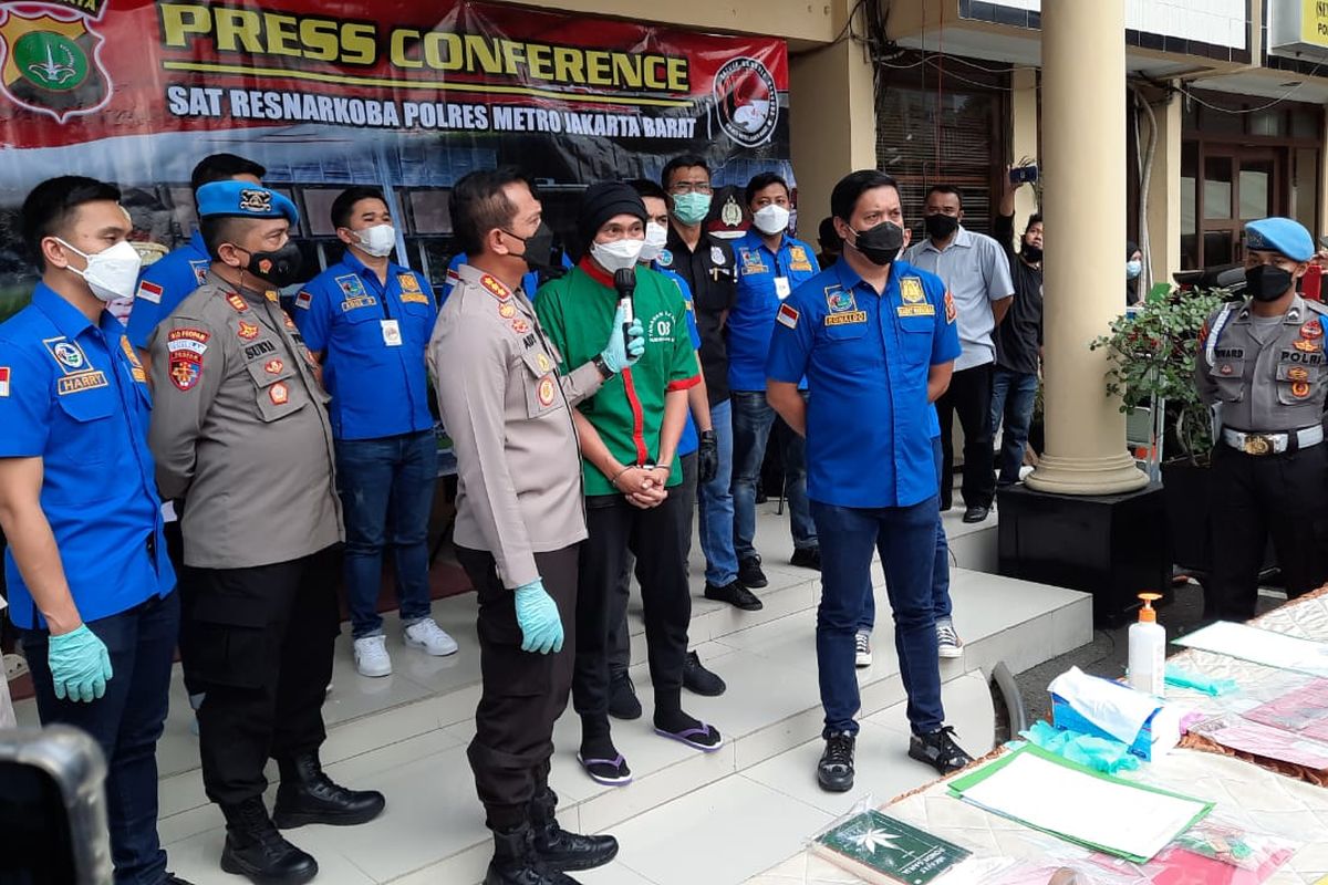 Konferensi pers pengungkapan penangkapan musisi Anji di Mapolres Jakarta Barat, Rabu (16/6/2021).