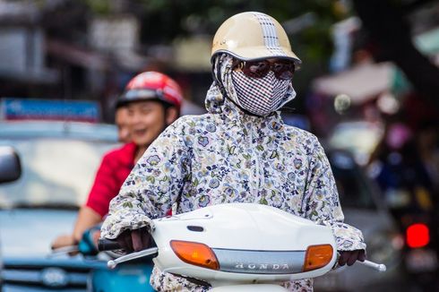 Hari Pertama PSBB di Bekasi, Petugas Berikan Masker kepada Pengendara