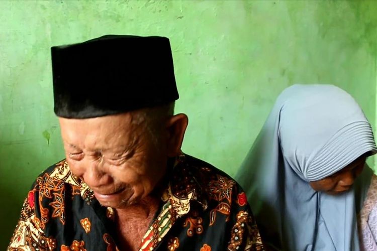 Ilyas (85) dan Warniah (75), menangisi Carmi, putri pertamanya yang menjadi TKW dan juga belum kunjung pulang kampung setelah 31 tahun menjadi buruh migran. Keduanya serta sanak keluarga memohon pada pemerintah membantu dan memulangkan Carmi.