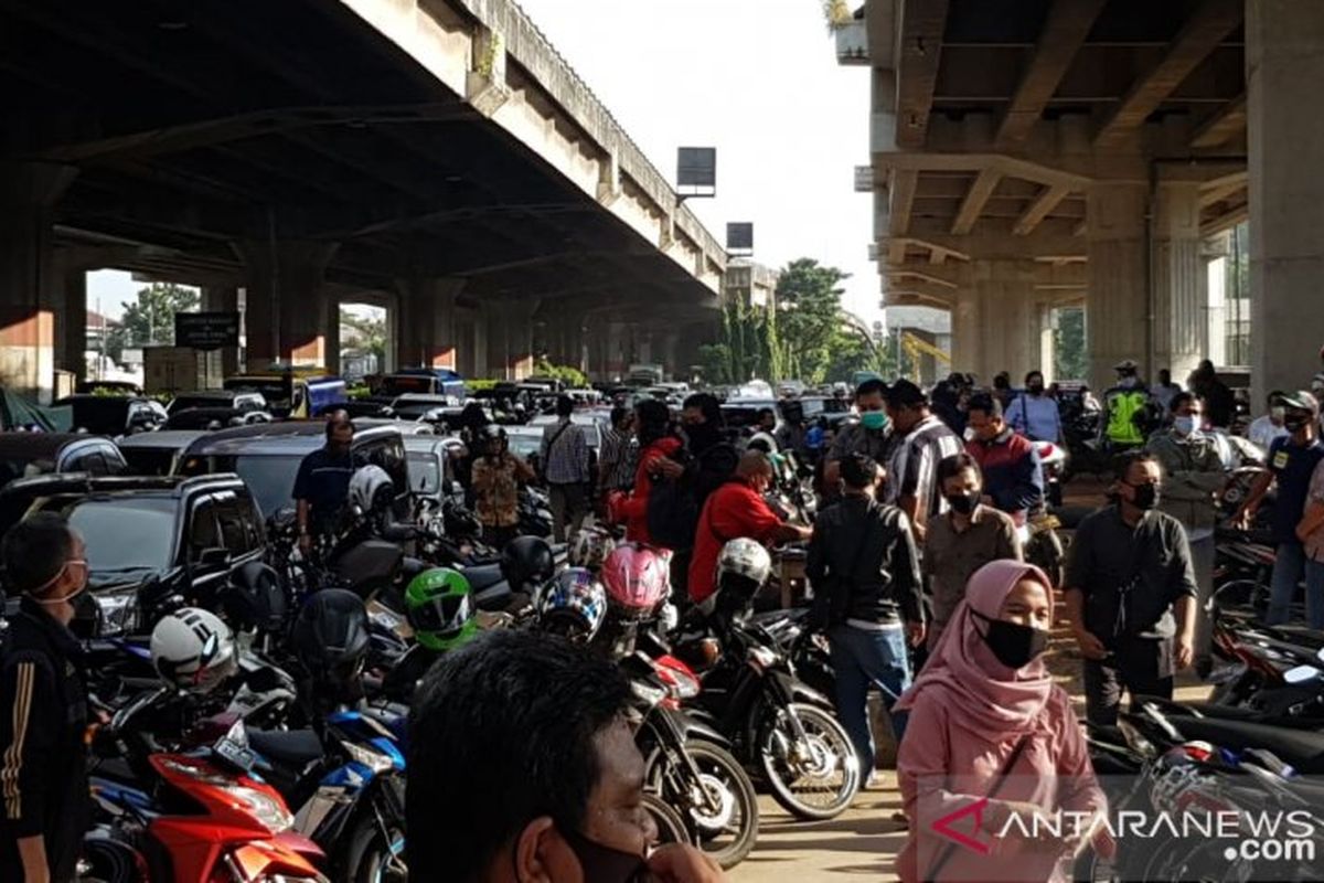 Pemohon perpanjangan Surat Izin Mengemudi (SIM) mengantre, Selasa (2/6/2020), di Kantor Satuan Lalu Lintas Polrestro Jakarta Timur di Jalan DI Panjaitan, sejak pukul 05.00 WIB.