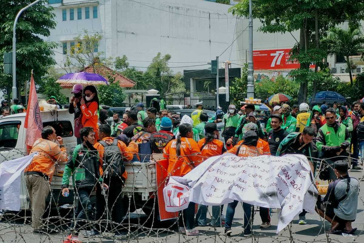 Ratusan pengemudi ojol melakukan aksi unjuk rasa menuntut hak pekerja pasca kenaikan harga BBM di depan Kantor Gubernur Jawa Tengah, Kamis (15/9/2022).