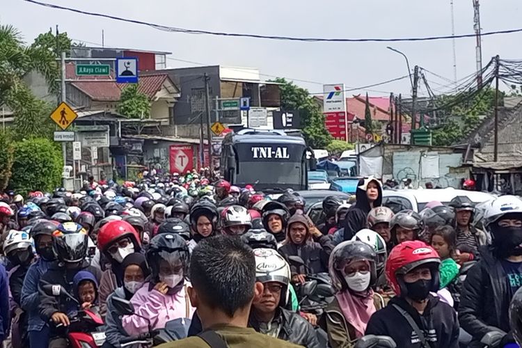 Kemacetan parah terjadi di Jalan Raya Ciawi arah ke Puncak Bogor, Jawa Barat, Selasa (25/4/2023) siang
