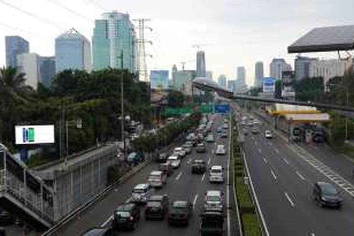 Kepadatan di pintu keluar tol dalam kota di Semanggi, Jakarta Pusat, Selasa (5/4/2016). Pemprov DKI Jakarta dan Polda Metro Jaya uji coba penghapusan sistem three in one hari ini.