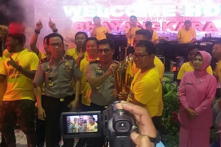 Manajer Bhayangkara FC, AKBP Sumardji menerima piala Liga I dari Kapolda Jatim