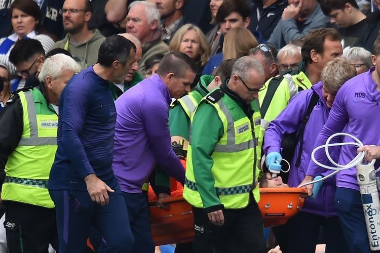 Kiper Tottenham Hotspur, Hugo Lloris, mengalami cedera dan harus ditandu pada pertandingan Brighton & Hove Albion vs Tottenham di Stadion American Express Community dalam lanjutan Liga Inggris, 5 Oktober 2019. 